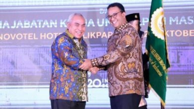 Mantan Gubernur DKI Jakarta Anies Baswedan saat menyerahkan tampuk kepemimpinan APPSI kepada Gubernur Kaltim Isran Noor.