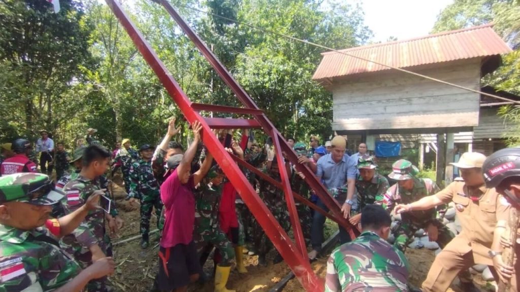 Satgas Yonarmed 5/Pancagiri Melaksanakan Karya Bakti Pembangunan Jembatan Gantung