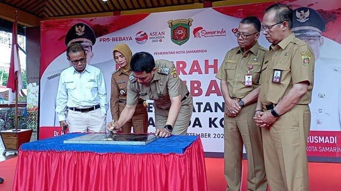 Andi Harun Serahkan Bantuan Probebaya Untuk Masyarakat