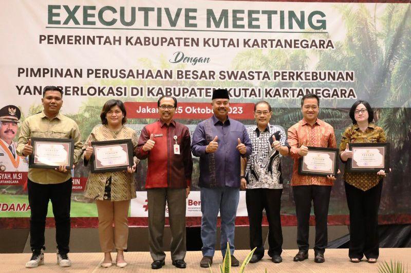 Berkontribusi Terhadap Pembangunan, Bupati Kukar Berikan Penghargaan Pada Perusahaan Perkebunan