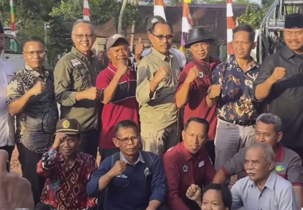 Samsun Berikan Bantuan ke Kelompok Tani Kukar Berupa Pupuk Hingga Mesin Panen Pertanian