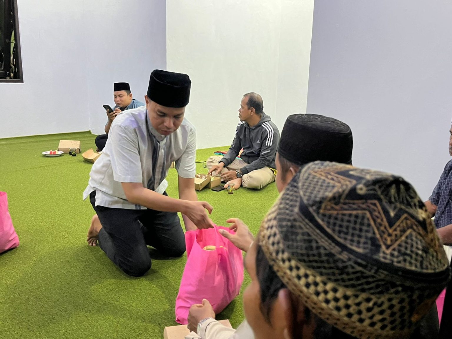 Bagikan Puluhan Paket Sembako ke Masyarakat Buton, HIPMA Busel Meriahkan Ramadan dengan Berbagi