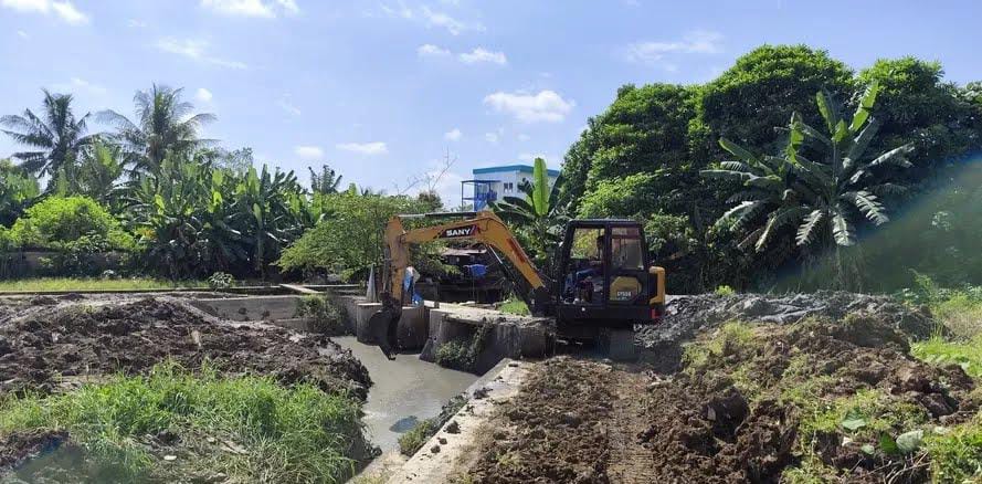 Normalisasi Drainase di GOR Kadrie Oening, DPUPR Kaltim Kerahkan Alat Berat