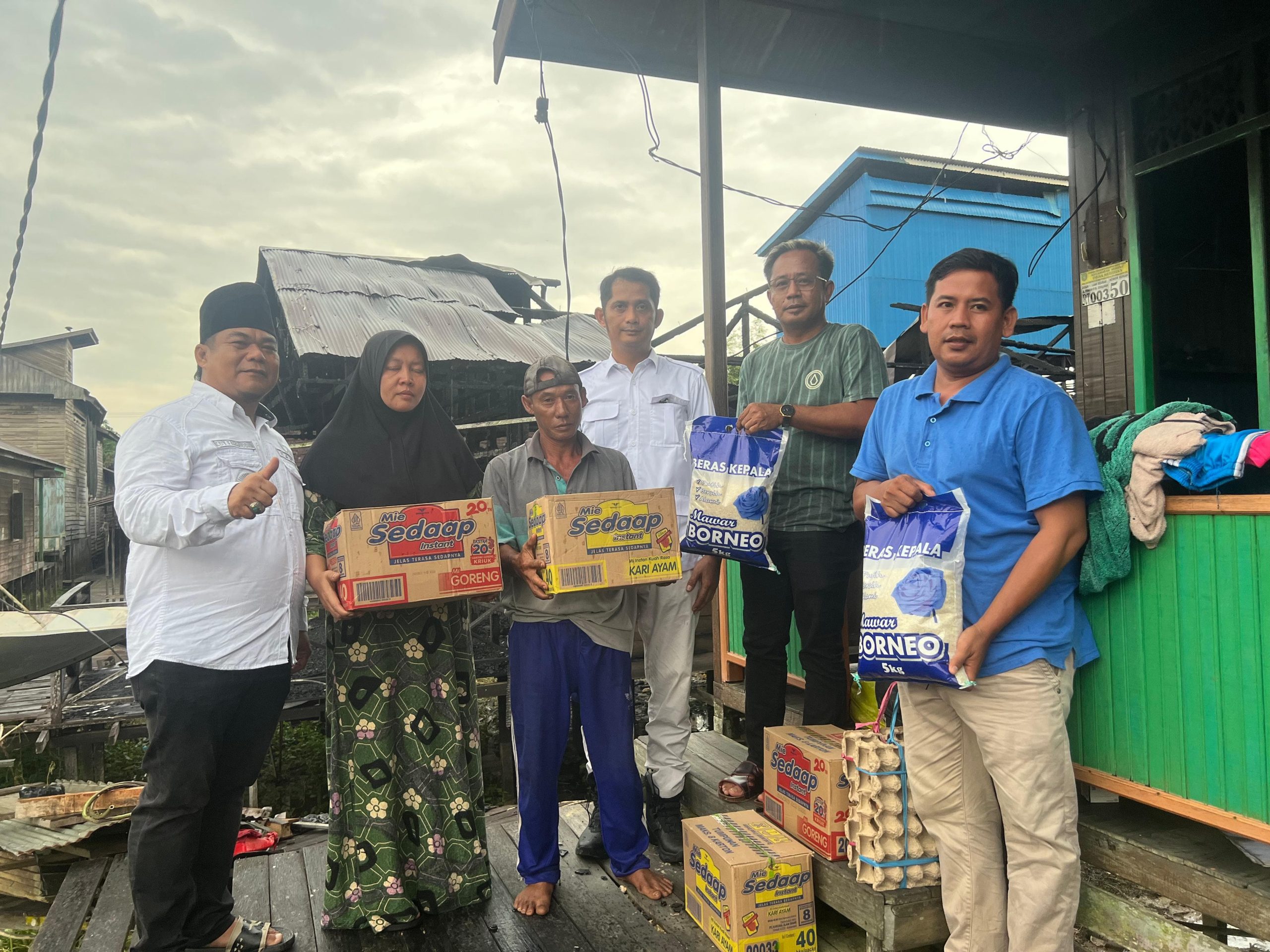 Anggota DPRD Kukar Dapil II Hendra Salurkan Bantuan untuk Korban Kebakaran di Desa Segihan