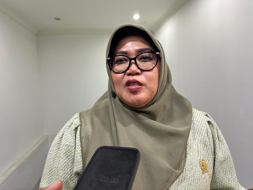 Dukung Kegiatan Keagamaan, Fatlon Nisa Beri Bantuan Baju kepada Majelis Pengajian Loa Ipuh