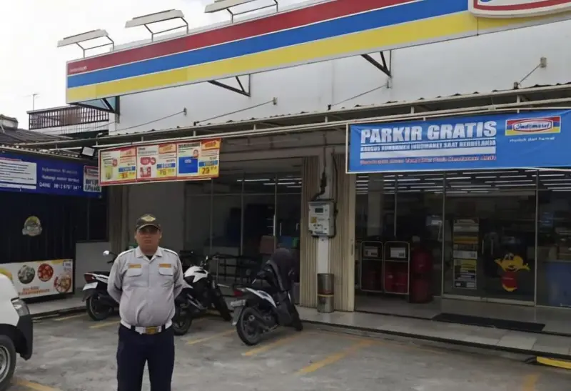 Bertuliskan Parkir Gratis, Pungutan Liar Jukir Masih Ditemui di Area Minimarket